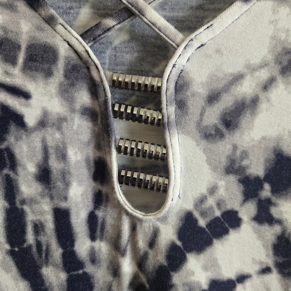 Rock & Republic Tie-Dye V-Neck Long Sleeve Top, L PTP=18" - Picture 3 of 4